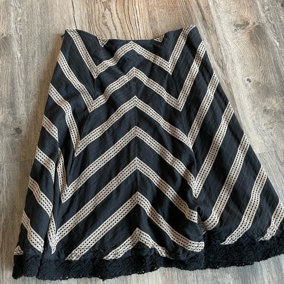 Ann Taylor Midi Skirt, Black and Tan Chevron, size 4 - Picture 6 of 6